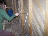 „přišívání“ slaměné stěny k dřevěné konstrukci