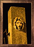 Fotka lva vytesaného na sloupku ve Sloupu